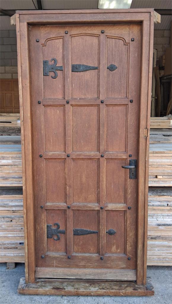 <p>Oak front door with frame</p><p>83.5 x 198 frame 95 x 201 cm</p>